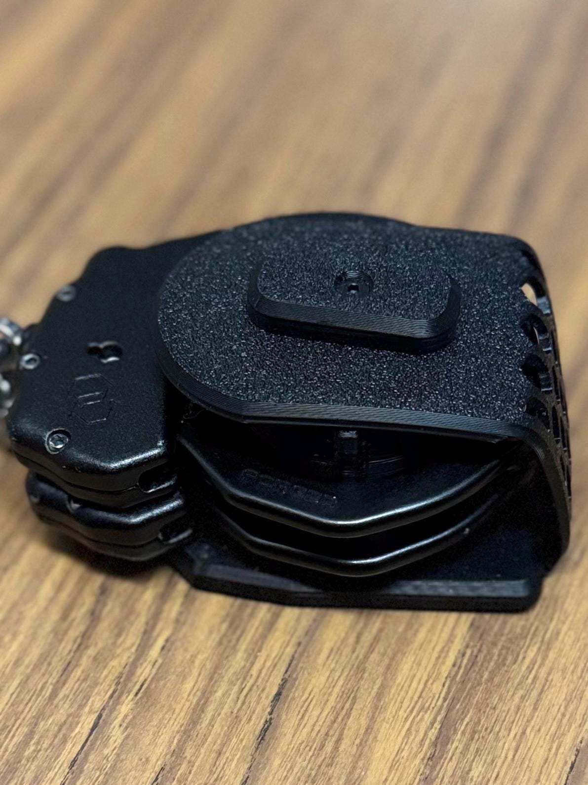 Twist-Lock Tactical Handcuff Holder: Rapid Access, Maximum Security
