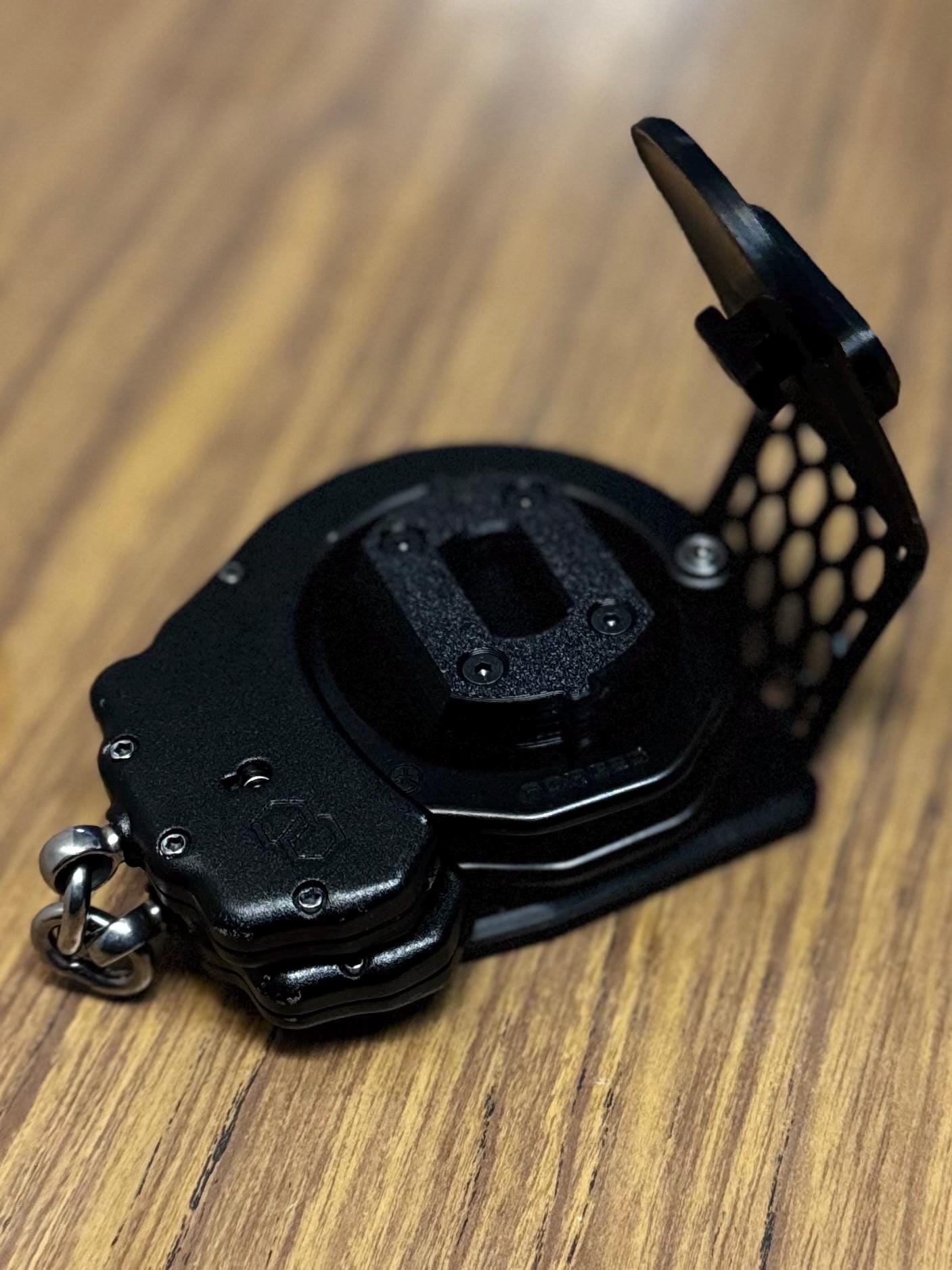 Twist-Lock Tactical Handcuff Holder: Rapid Access, Maximum Security