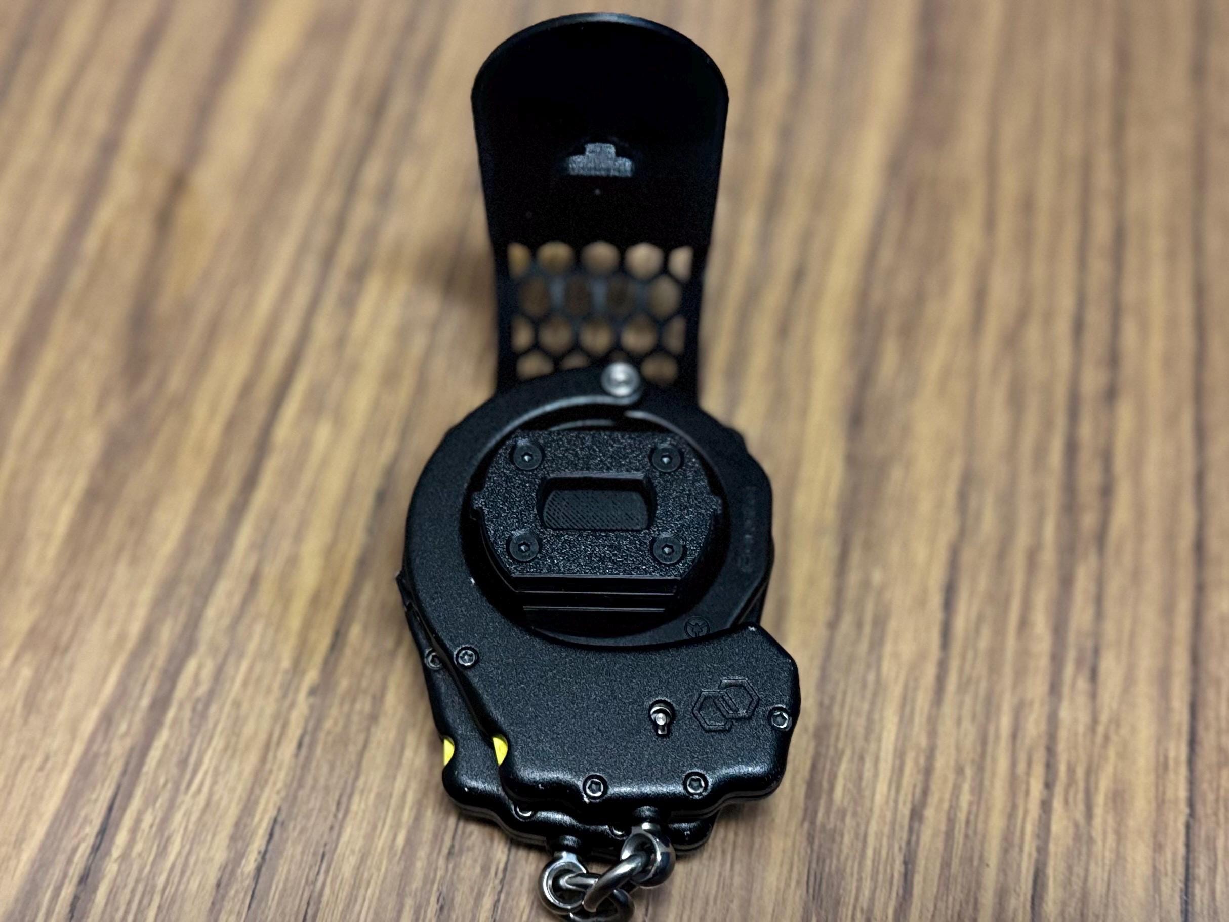 Twist-Lock Tactical Handcuff Holder: Rapid Access, Maximum Security