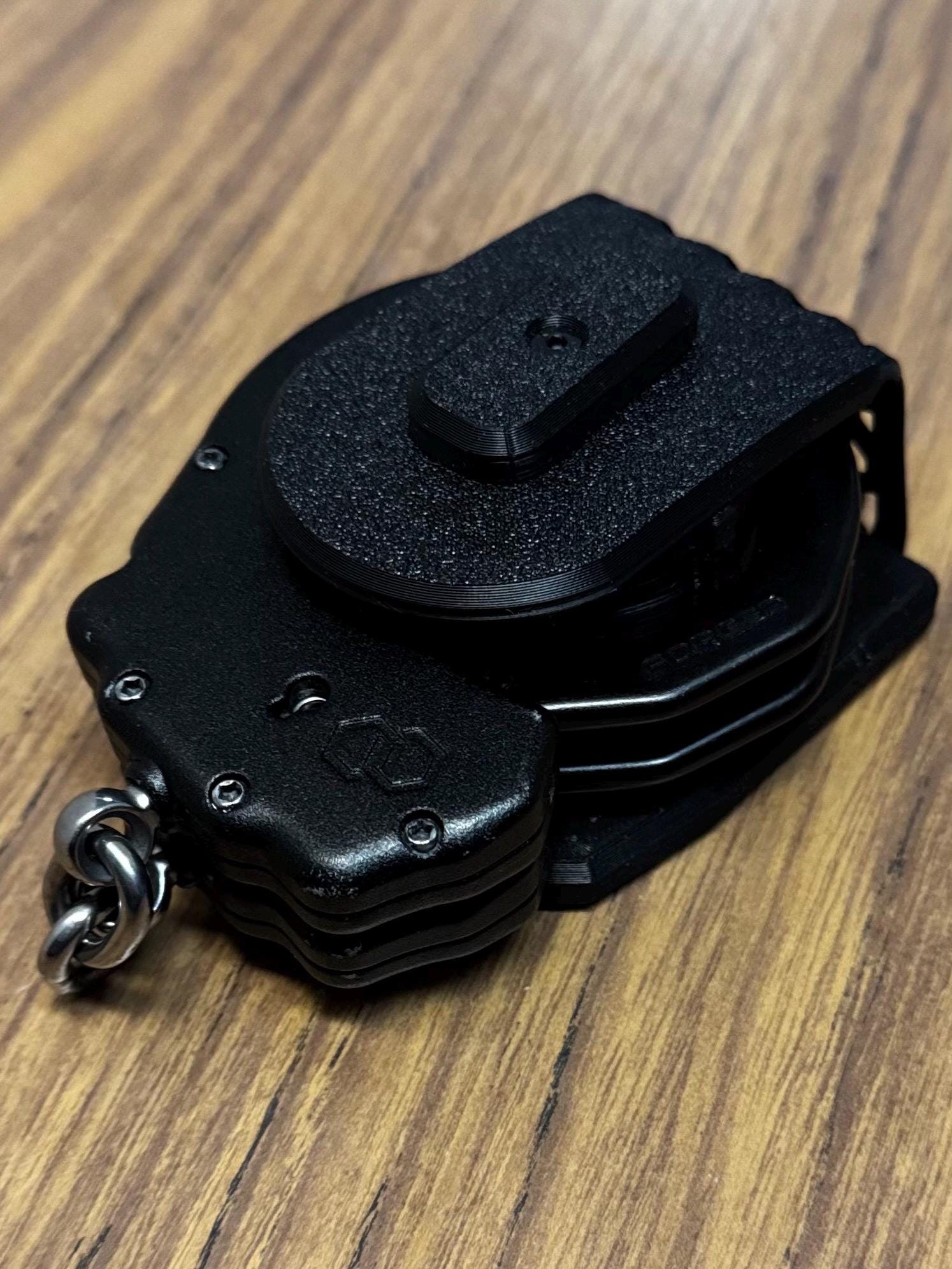 Twist-Lock Tactical Handcuff Holder: Rapid Access, Maximum Security